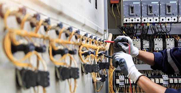 Professional Electrician technician working in Bolingbrook, IL